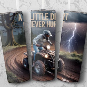Könnte beinhalten: Drei Edelstahlbecher mit einem Design, das einen ATV-Fahrer auf einem schlammigen Pfad zeigt, mit dem Text "A LITTLE DIRT NEVER HURT". Die anderen Becher zeigen einen Baum und ein Gewitter.