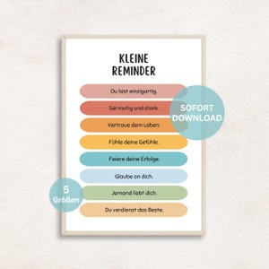 Puede incluir: Un póster enmarcado con el título "KLEINE REMINDER". Muestra frases motivadoras en alemán dentro de óvalos de colores. Un círculo azul dice "SOFORT DOWNLOAD" y un círculo verde "5 Größen".