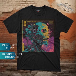 Puede incluir: Camiseta negra con un gráfico colorido de una calavera con partes mecánicas y un carácter japonés en la parte delantera. El gráfico está en tonos de rosa, azul, amarillo y morado.