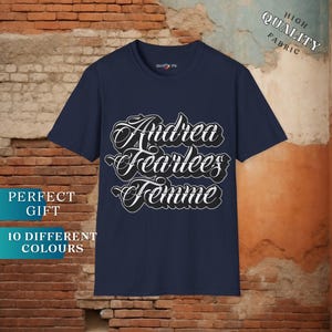 Puede incluir: Camiseta azul marino con texto blanco que dice "Andrea Fearless Femme".