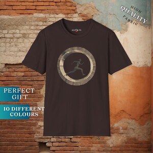 Puede incluir: Una camiseta marrón con un gráfico de una persona corriendo dentro de un círculo. El texto "HIGH QUALITY FABRIC" está en la esquina superior derecha de la imagen. El texto "PERFECT GIFT" está en la esquina inferior izquierda de la imagen. El texto "10 DIFFERENT COLOURS" está en la esquina inferior izquierda de la imagen.