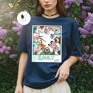 以下が含まれることがあります： アニメのキャラクターのカラフルなグラフィックが特徴のネイビーブルーのTシャツ。「EMILY」という名前と「2025」という年が含まれています。カジュアルウェアです。