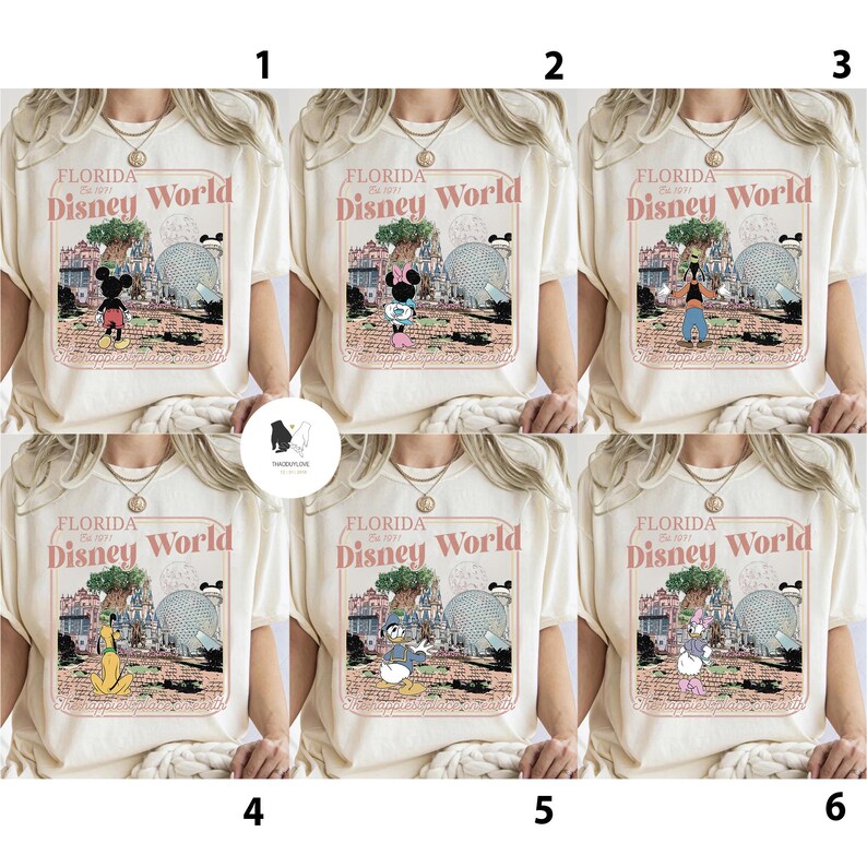 Puede incluir: Camiseta color crema con un dise&ntilde;o gr&aacute;fico de estilo vintage de Disney World en Florida. El dise&ntilde;o incluye el texto "FLORIDA Disney World" y varios personajes de Disney. El gr&aacute;fico est&aacute; enmarcado en un borde rectangular.