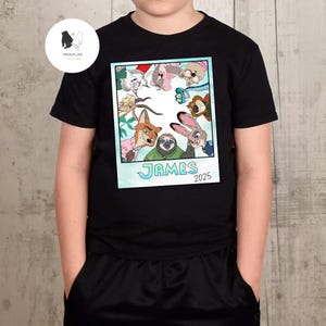 以下が含まれることがあります： 黒いTシャツ。ポラロイド風のグラフィックで、漫画のキャラクターが描かれています。グラフィックには「JAMES」という名前と「2025」という年号が含まれています。このTシャツは柔らかい素材でできており、普段使いに適しています。