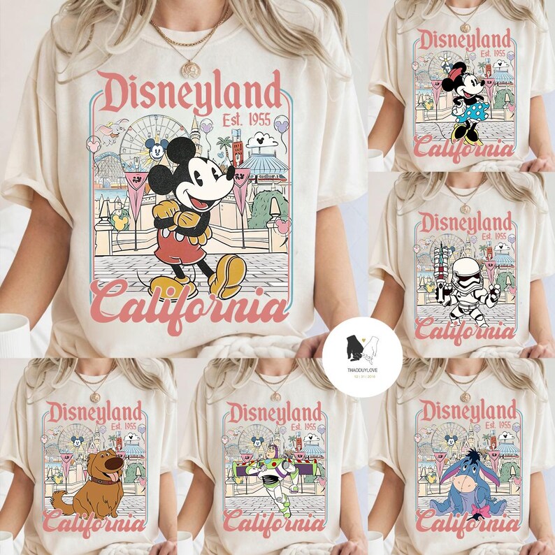 Peut inclure: T-shirts cr&egrave;me avec des graphiques Disneyland. Les motifs incluent Mickey Mouse, Minnie Mouse, un Stormtrooper, Dug de L&agrave;-Haut, Buzz l'&Eacute;clair et Eeyore. Chaque t-shirt porte l'inscription "Disneyland Est. 1955 California."