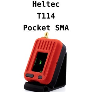Könnte beinhalten: Ein roter Heltec T114 Pocket SMA Antennenanalysator mit grünem Display und schwarzem Ständer.