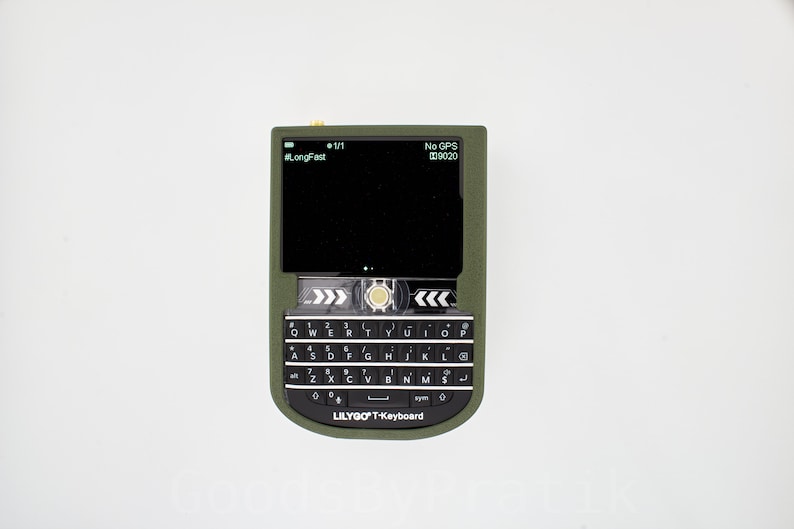 K&ouml;nnte beinhalten: Eine gr&uuml;n-schwarze LilyGO T-Tastatur mit einer QWERTY-Tastatur und einem Bildschirm, auf dem "#LongFest" und "No GPS 00:20" steht.