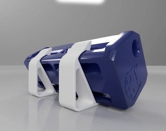 Puede incluir: Un objeto rectangular de color azul oscuro con un logotipo de gato blanco en un lado. El objeto está sentado sobre dos soportes triangulares blancos.