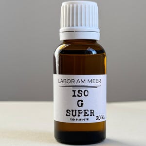 Puede incluir: Un frasco peque&ntilde;o de vidrio &aacute;mbar con tapa de rosca blanca y etiqueta blanca. La etiqueta presenta el texto LABOR AM MEER, ISO E SUPER y CAS: 54464-57-2, con un volumen de 20 ml impreso en el lado derecho en tinta negra.
