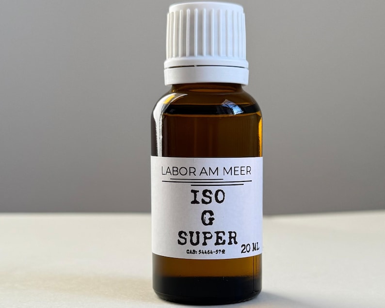 Puede incluir: Un frasco peque&ntilde;o de vidrio &aacute;mbar con tapa de rosca blanca y etiqueta blanca. La etiqueta presenta el texto LABOR AM MEER, ISO E SUPER y CAS: 54464-57-2, con un volumen de 20 ml impreso en el lado derecho en tinta negra.