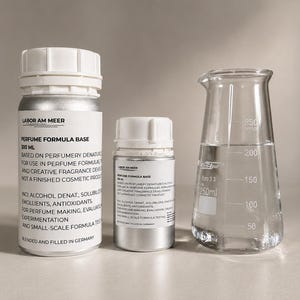 Könnte beinhalten: Drei Behälter für die Parfümherstellung. Zwei silberne Flaschen mit weißen Deckeln und Etiketten, eine mit dem Text "PERFUME FORMULA BASE 300 ML". Ein klarer, konischer Kolben mit Flüssigkeit, markiert mit Messungen.