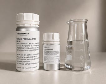 Może przedstawiać: Trzy pojemniki do produkcji perfum. Dwie srebrne butelki z białymi wieczkami i etykietami, jedna z tekstem "PERFUME FORMULA BASE 300 ML". Przezroczysta, stożkowa kolba z cieczą w środku, oznaczona miarami.
