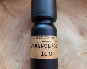 Puede incluir: Una pequeña botella de vidrio negro con una tapa negra. La botella tiene una etiqueta marrón con el texto "LABOR AM MEER" y "JAVANOL (GI)". La etiqueta también indica un peso de "10 g".