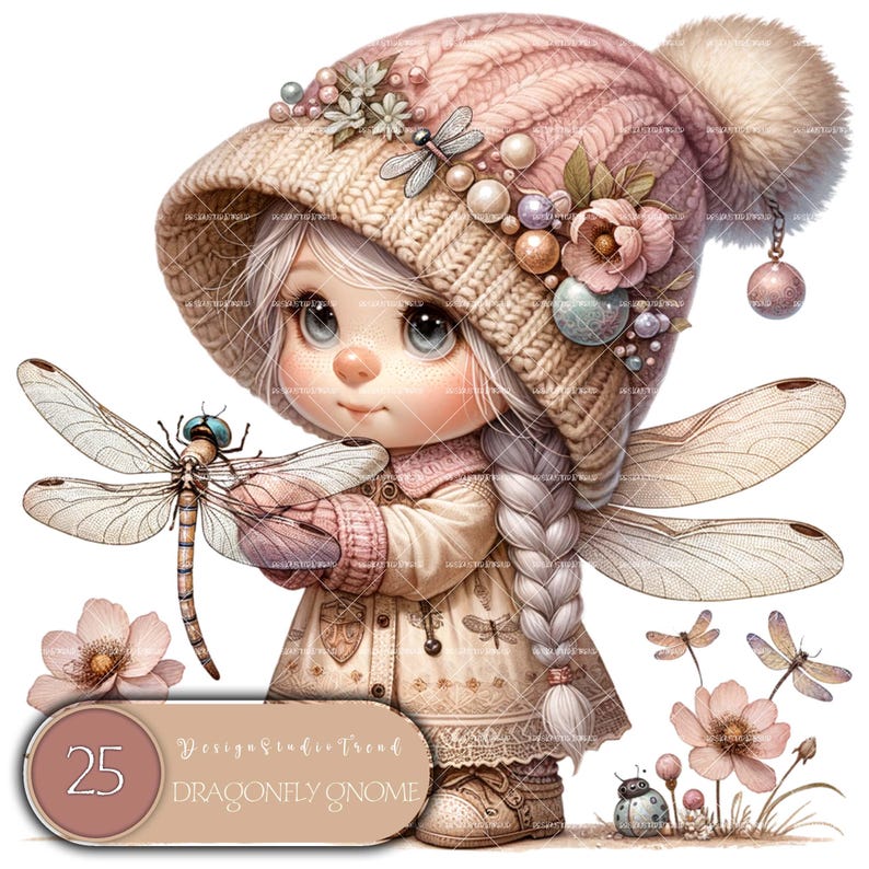 Puede incluir: Una ilustraci&oacute;n caprichosa de un gnomo con un gorro de punto rosa y una lib&eacute;lula. El gnomo lleva un vestido beige con ribete de encaje y tiene largas trenzas blancas. La lib&eacute;lula est&aacute; posada en la mano del gnomo. La imagen tiene una gama de colores rosa y beige y presenta un fondo floral.