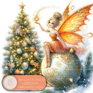 Puede incluir: Un hada con alas naranjas se sienta en un adorno navideño blanco y dorado. El hada lleva un vestido color melocotón y tiene el pelo rubio. El adorno está decorado con copos de nieve dorados y espirales. El hada sostiene una pequeña estrella en su mano. El fondo es un árbol de Navidad con adornos rojos y dorados.