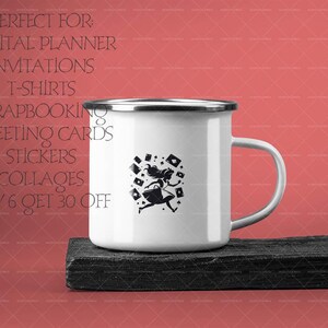 Pu&ograve; includere: Una tazza di smalto bianco con una silhouette nera di una donna che tiene delle carte da gioco. La tazza ha il testo "PERFECT FOR: DIGITAL PLANNER INVITATIONS T-SHIRTS SCRAPBOOKING GREETING CARDS STICKERS COLLAGES BUY 6 GET 30 OFF" stampato sul lato.
