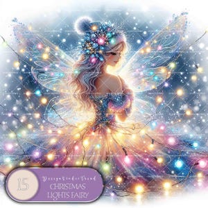 Puede incluir: Un hada con alas iridiscentes y un vestido brillante está rodeada de luces navideñas de colores. El hada tiene el pelo largo y rubio y lleva una corona de flores. El fondo es blanco nieve con un tono azul claro.