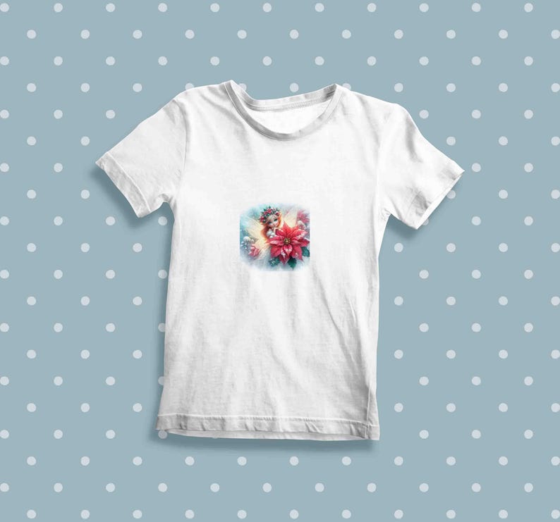 Op de afbeelding: Wit T-shirt met een kleurrijk beeld van een fee met een bloemenkroon en een kerstster.
