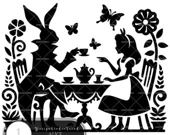 Könnte beinhalten: Schwarz-weiße Silhouette-Illustration von Alice im Wunderland, die mit dem Hutmacher Tee trinkt. Das Bild zeigt eine Teekanne, Teetassen, einen Tisch und Schmetterlinge. Der Text "Alice im Wunderland" ist im Bild enthalten.