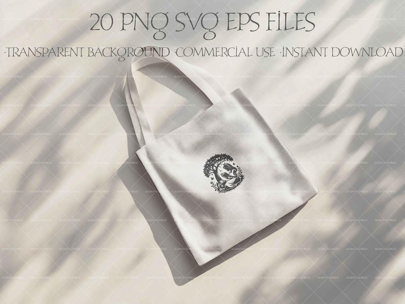 Pu&ograve; includere: Una borsa di tela bianca con un'illustrazione in bianco e nero di un albero e una persona al suo interno. Il testo "20 PNG SVG EPS FILES" &egrave; nella parte superiore dell'immagine. Il testo "TRANSPARENT BACKGROUND COMMERCIAL USE INSTANT DOWNLOAD" &egrave; sotto l'immagine.