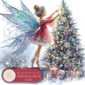 Könnte beinhalten: Digitale Illustration einer Fee, die einen Weihnachtsbaum schmückt. Die Fee trägt ein rotes Kleid und hat große, schillernde Flügel. Der Baum ist mit Ornamenten und Lichtern geschmückt, mit verpackten Geschenken am Fuß. Der Text "CHRISTMAS DECOR FAIRY" ist enthalten.