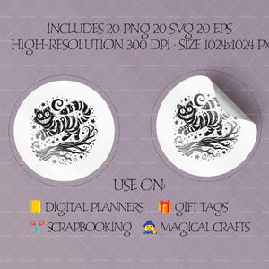 Pu&ograve; includere: Due illustrazioni in bianco e nero di un Gatto del Cheshire con un sorriso malizioso, su uno sfondo di stelle e una luna crescente. Le illustrazioni sono a forma di cerchio e sono perfette per planner digitali, scrapbooking, etichette regalo e artigianato magico.