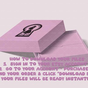 Pu&ograve; includere: Una scatola rosa con un design a forma di buco della serratura e il testo "HOW TO DOWNLOAD YOUR FILES 1 SIGN IN TO YOUR ETSY ACCOUNT 2 GO TO YOUR ACCOUNT - PURCHASES 3 FIND YOUR ORDER & CLICK "DOWNLOAD FILES" YOUR FILES WILL BE READY INSTANTLY!"