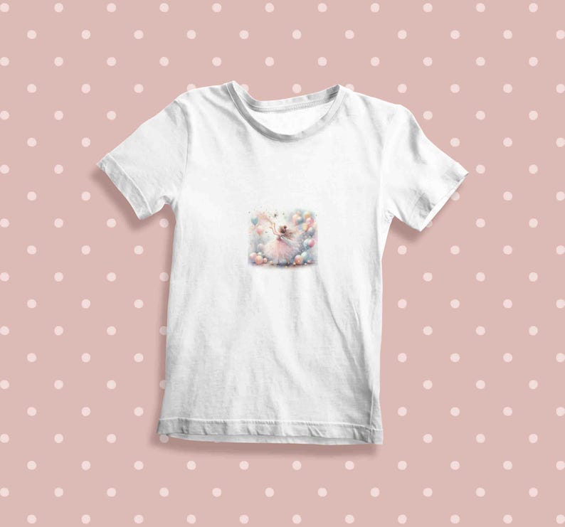 K&ouml;nnte beinhalten: Wei&szlig;es T-Shirt mit einem bunten Motiv einer Ballerina, die von Ballons umgeben ist.