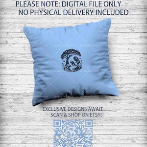 Pu&ograve; includere: Un cuscino blu con un contorno bianco di una ragazza che legge sotto un albero. Il cuscino &egrave; su uno sfondo di legno bianco. Il testo "PLEASE NOTE: DIGITAL FILE ONLY - NO PHYSICAL DELIVERY INCLUDED" &egrave; nella parte superiore dell'immagine. Il testo "EXCLUSIVE DESIGNS AWAIT - SCAN & SHOP ON ETSY!" &egrave; sotto il cuscino. Un codice QR &egrave; sotto il testo.