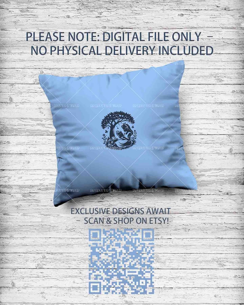 Pu&ograve; includere: Un cuscino blu con un contorno bianco di una ragazza che legge sotto un albero. Il cuscino &egrave; su uno sfondo di legno bianco. Il testo "PLEASE NOTE: DIGITAL FILE ONLY - NO PHYSICAL DELIVERY INCLUDED" &egrave; nella parte superiore dell'immagine. Il testo "EXCLUSIVE DESIGNS AWAIT - SCAN & SHOP ON ETSY!" &egrave; sotto il cuscino. Un codice QR &egrave; sotto il testo.