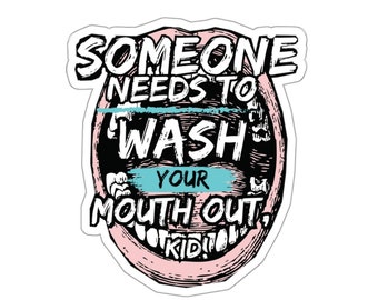 Op de afbeelding: Een sticker met een wijd openstaande cartoonmond, met de tekst "Iemand moet zijn mond spoelen, kind." De mond is roze en de tekst is zwart.
