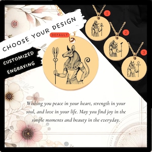 Op de afbeelding: Gouden ketting met een ronde hanger met een zwart-witte lijntekening van een Egyptische god met een jakhalskop. De hanger is verkrijgbaar in drie maten. De tekst "CHOOSE YOUR DESIGN" en "CUSTOMIZED ENGRAVING" is zichtbaar in de afbeelding.
