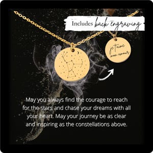 Op de afbeelding: Goudkleurige ketting met twee ronde hangers. Eén hanger heeft een sterrenbeeldontwerp, de andere zegt "je t'aime mon amour". De afbeelding bevat de tekst "Includes back engraving".