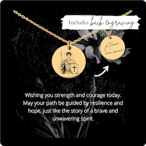 Pode incluir: Colar com pingente dourado com dois pingentes redondos. Um pingente apresenta uma imagem gravada de uma figura com lança e escudo. O outro pingente tem as palavras "je t'aime mon amour". O texto "Includes back engraving" também é visível.