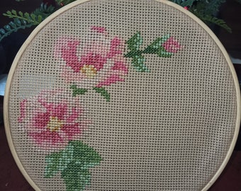 Broderie faite main avec des fleurs