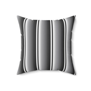 Peut inclure: Un coussin de décoration rayé noir et blanc avec un tissu doux et texturé.