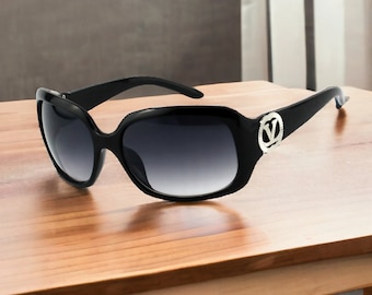 Damen Sonnenbrille Oval Sportlich Gläser Schwarz Getönt Edles Designer V Logo Wrap Around Brille mit Hardcase Luxxada®