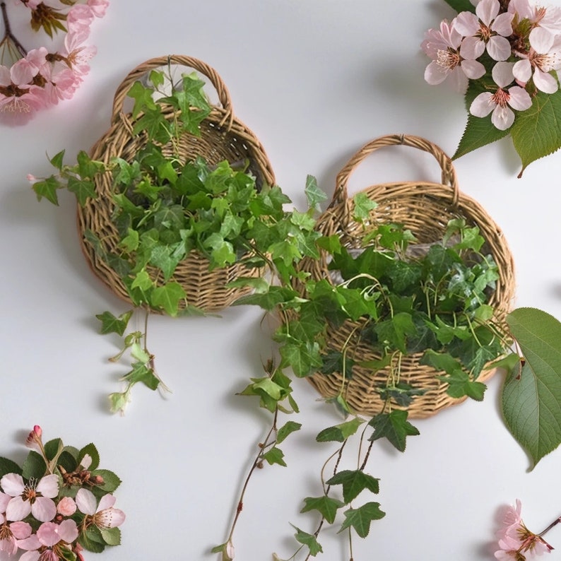 Panier à suspendre fait main avec fleurs en rotin Panier en osier, pot de fleur de jardin en rotin, décoration de balcon, panier de fleurs fait main image 4