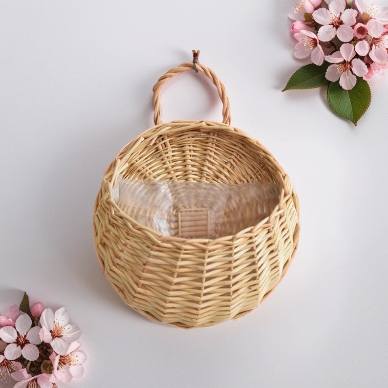 Panier à suspendre fait main avec fleurs en rotin Panier en osier, pot de fleur de jardin en rotin, décoration de balcon, panier de fleurs fait main Beige