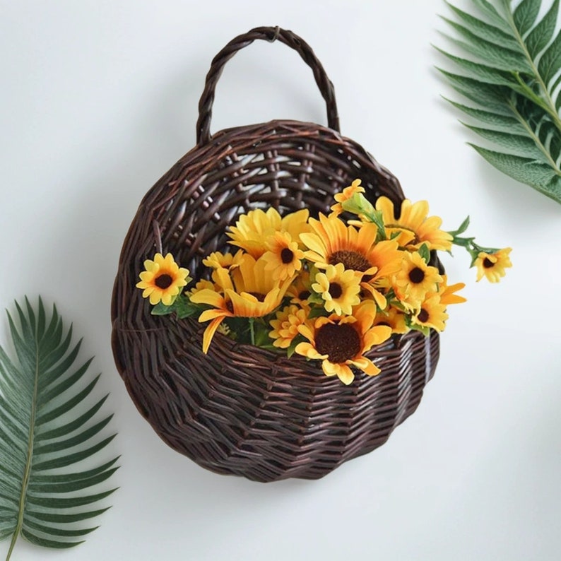 Panier à suspendre fait main avec fleurs en rotin Panier en osier, pot de fleur de jardin en rotin, décoration de balcon, panier de fleurs fait main Brown