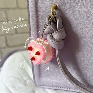 Porte-clés gâteau coeur, breloque de sac en argile pastel alimentaire miniature mignonne, gâteau vintage coquette, accessoire de sac kawaii, cadeau fraise pour sa gourmande