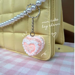 Porte-clés gâteau coeur, breloque de sac mignon miniature alimentaire pastel, gâteau vintage coquette noeud, accessoire de sac kawaii rose cadeau dessert pour sa gourmande