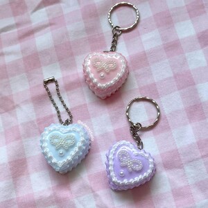 Porte-clés gâteau coeur, breloque de sac mignon miniature alimentaire pastel, gâteau vintage coquette noeud, accessoire de sac kawaii rose cadeau dessert pour sa gourmande