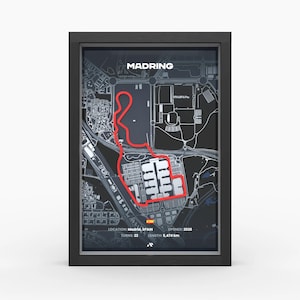 Puede incluir: Un cuadro decorativo con un mapa gris oscuro del circuito de carreras de Madrid y el trazado de la pista en rojo brillante. El texto dice MADRING, LOCATION: Madrid, SPAIN, OPENED: 2026, TURNS: 22 y LENGTH: 5,474 km, con un pequeño icono de la bandera española.