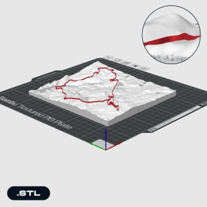 Op de afbeelding: Een 3D-geprint model van een bergketen met een rode lijn die een pad door de toppen traceert. Het model bevindt zich op een zwart, gestructureerd oppervlak met de tekst "Bambu Textured PEI Plate". De afbeelding bevat ook een close-up van de bergketen met een rode lijn.
