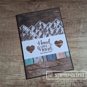 rustikale Hochzeitskarte mit Bergmotiv - Hand in Hand ein Leben lang