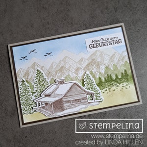 Geburtstagskarte für wanderfreudige Bergliebhaber - Berglandschaft mit Hütte und Wald - Wandern Bergmotiv Natur