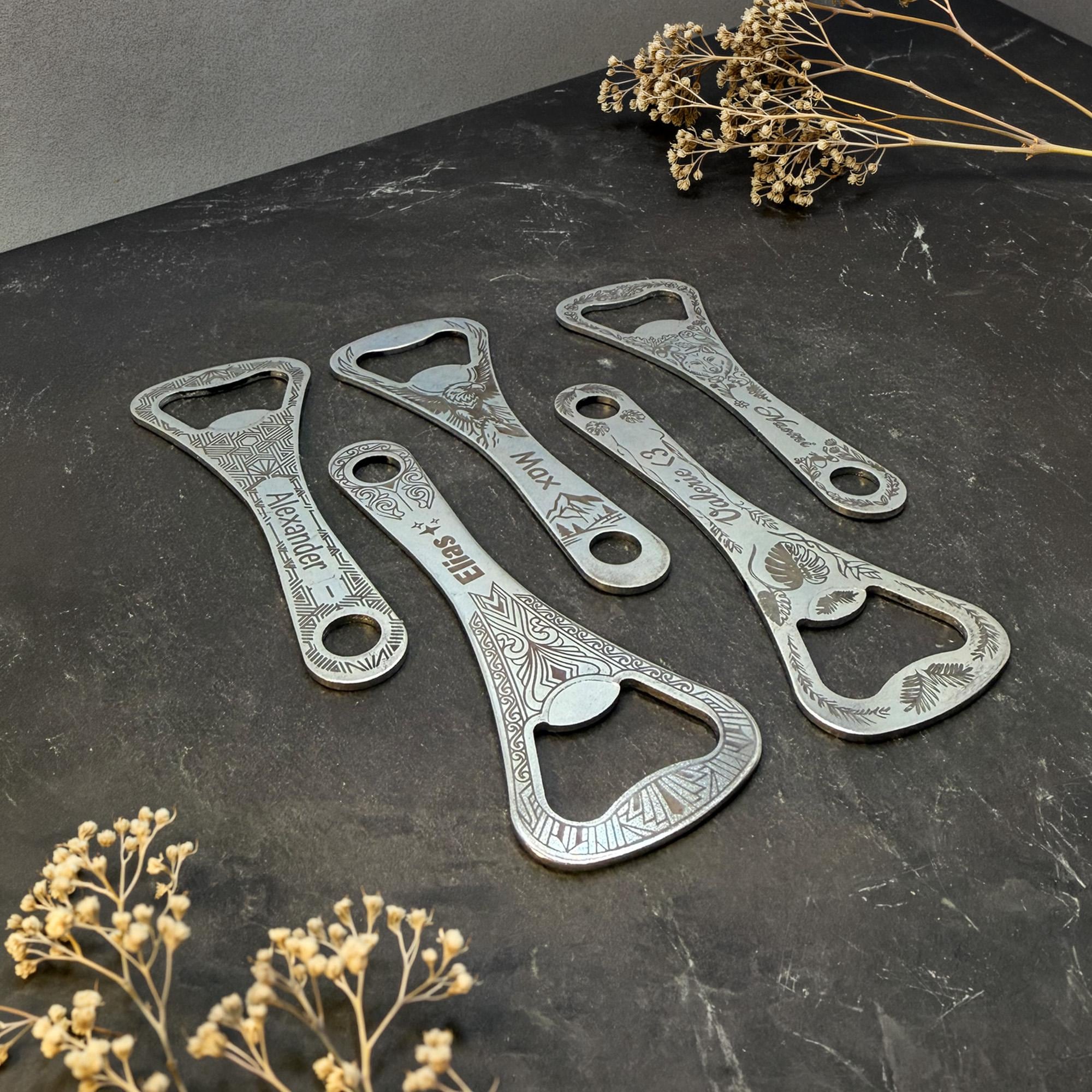 Edelstahl Flaschenöffner mit Gravur Geschenk für Papa, Partner, Freunde & Bierliebhaber