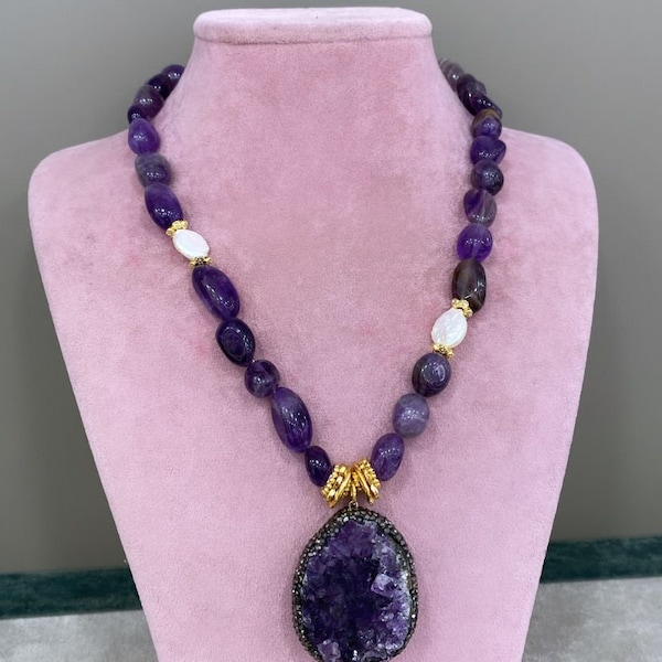 Enchanted purple elegance: necklace made of amethyst stones and real pearls with a majestic amethyst stone pendant