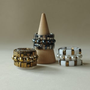 Pode incluir: Um conjunto de três canecas de cerâmica com acabamento fosco e salpicado. Cada caneca apresenta uma cor diferente: azul claro, creme e cinza. As canecas têm um design simples e moderno e uma alça confortável.